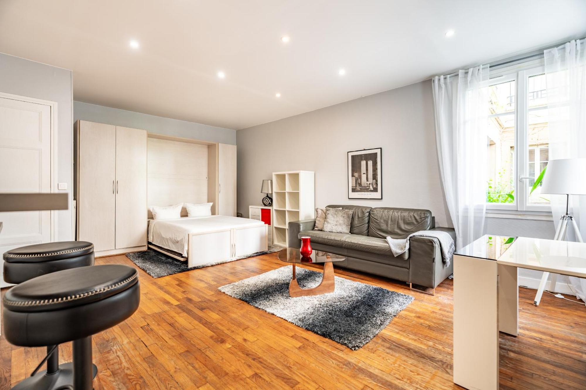 Elegant Saint-dominique *